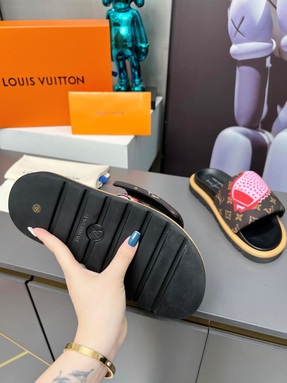 Louis Vuitton Slippers